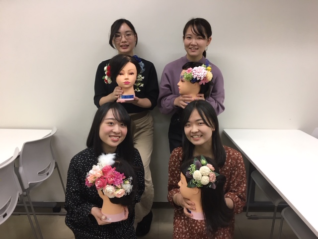 ブライダル学科フラワーコースの実習風景です 大阪観光専門学校 ブライダル ホテル 旅行 鉄道 空港のプロを目指そう ブライダル学科フラワーコースの実習風景です 大阪観光専門学校 ブライダル ホテル 旅行 鉄道 空港のプロを目指そう